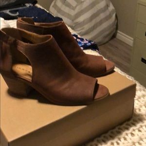 Lucky brand shooters